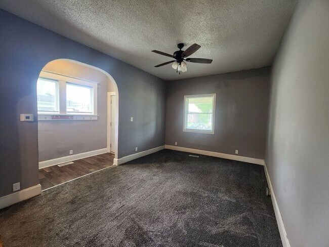 Building Photo - 2 Bedroom, 1.5 Bathroom home conveniently located on Terre Haute's desirable southeast side near ...