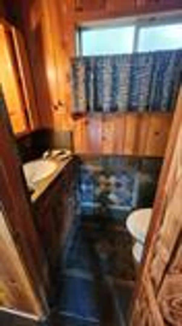 Building Photo - Charming mountain retreat nestled on Hekek...