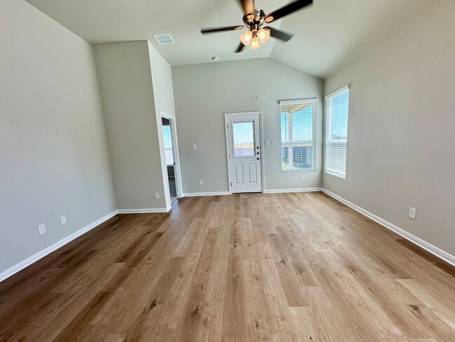 Foto del edificio - Stunning 3x2 Luxury Duplex in Buda, TX!