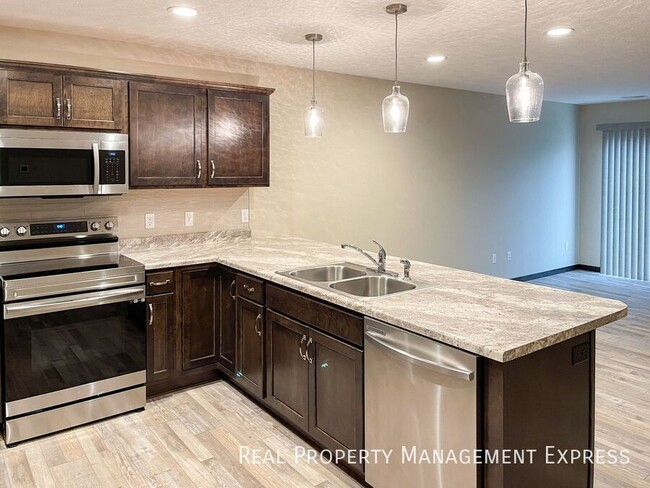 Building Photo - 3 Bedroom 2.5 Bathroom Single Family Townhome