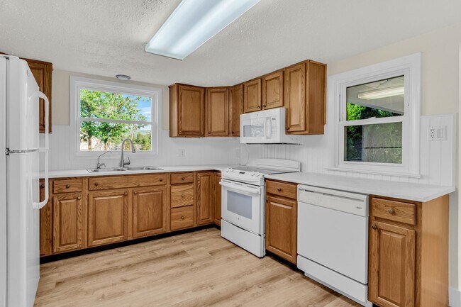 Foto del edificio - Creekside Charm: Your Dream, 1 of a kind, ...