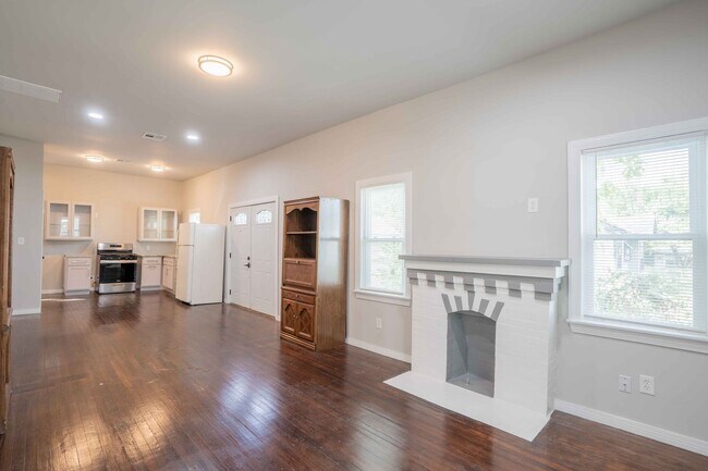 Building Photo - Newly renovated 2 bed, 1 bath! Schedule a ...