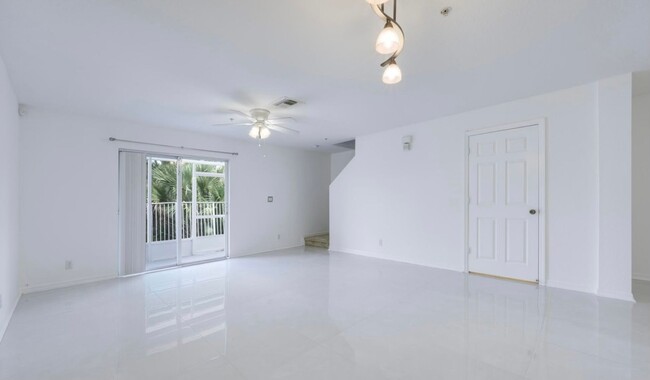 Foto del edificio - Renovated 3/2.5/1 Townhome in Martin's Cro...