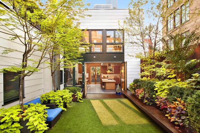 Building Photo - Penthouse Oasis