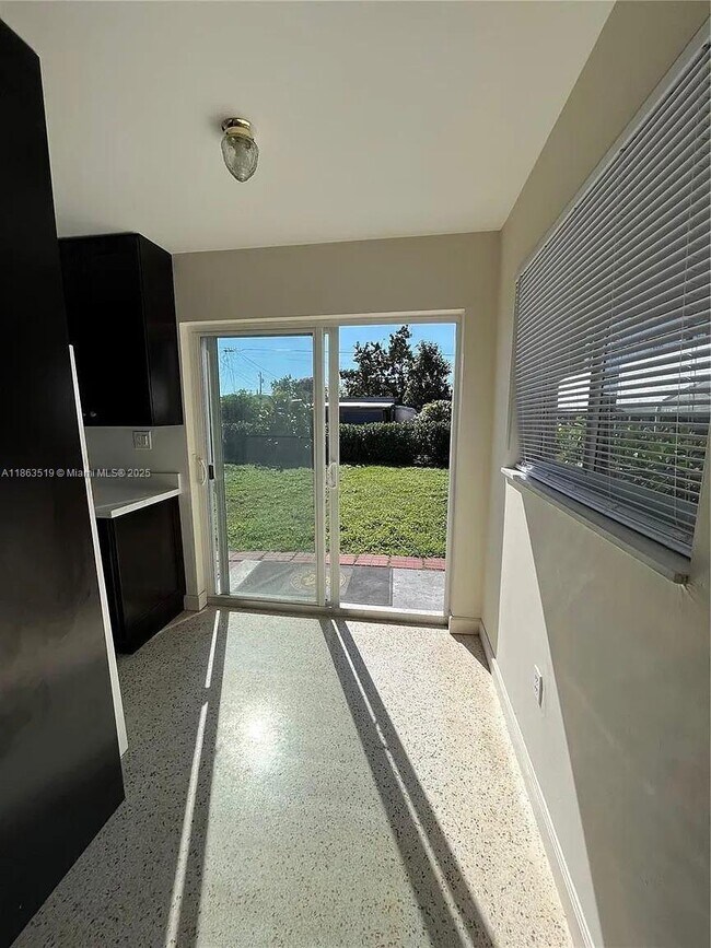 Foto del edificio - 628 W 17th St