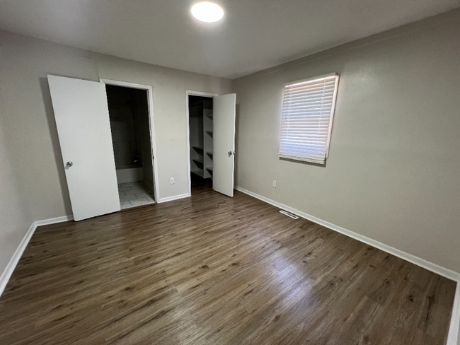 Building Photo - 912 E Skinner St