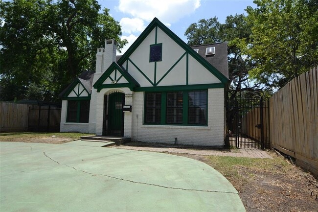 Building Photo - 2135 Bissonnet St