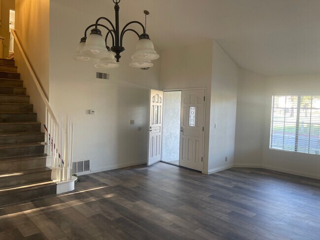 Building Photo - 2215 Lobelia Ave