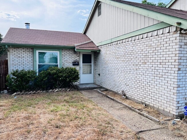 Building Photo - 2925 Fairway Dr