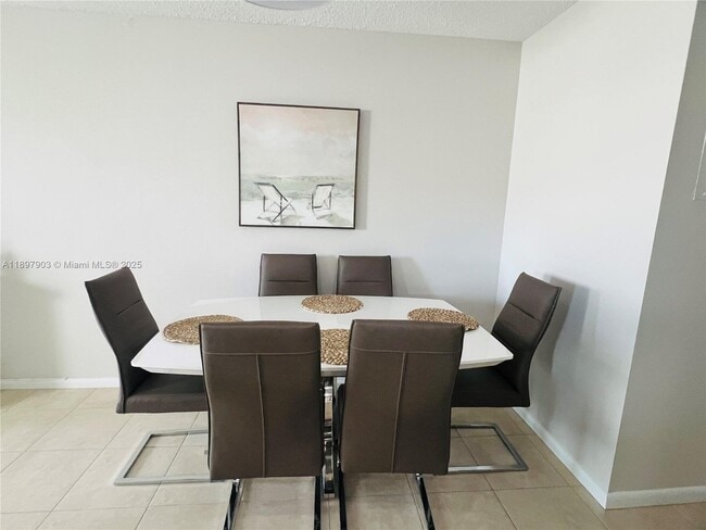 Building Photo - 2 Windsor A