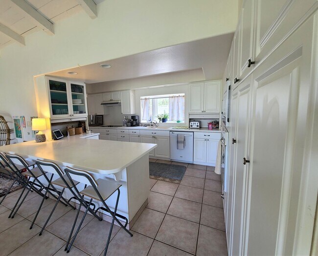 Building Photo - Kailua Estates 4 bed, 3 bath - walk to bea...