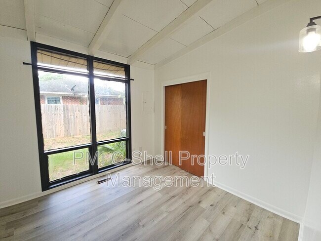 Building Photo - 11 Brandywine Rd