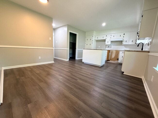 Building Photo - Buy or Lease!