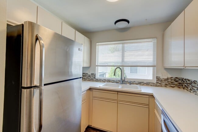 Foto del edificio - 3 bed 2 bath Condo in Town