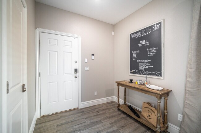 Foto del edificio - "Spacious 3-Bedroom Duplex with Granite Elegance in El Paso – 1469 Sq Ft of Modern Comfort!"