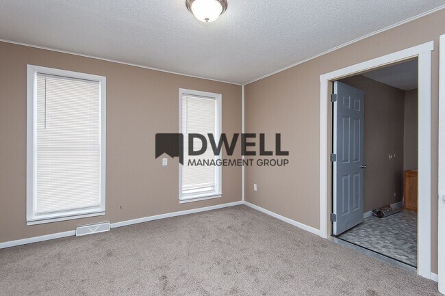 Foto del edificio - Remodeled 2 Bedroom Main Level Apartment