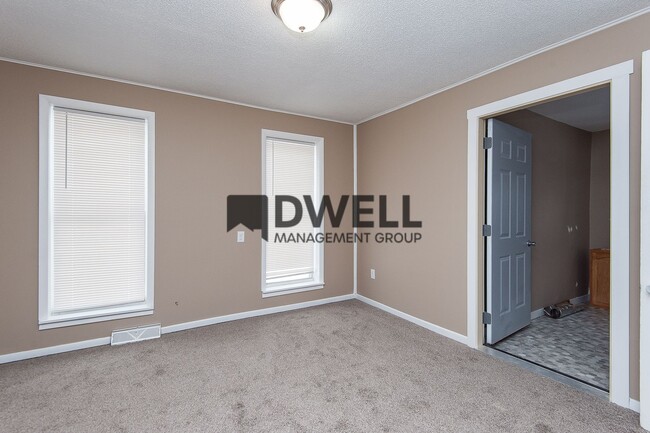 Building Photo - Remodeled 2 Bedroom Main Level Apartment