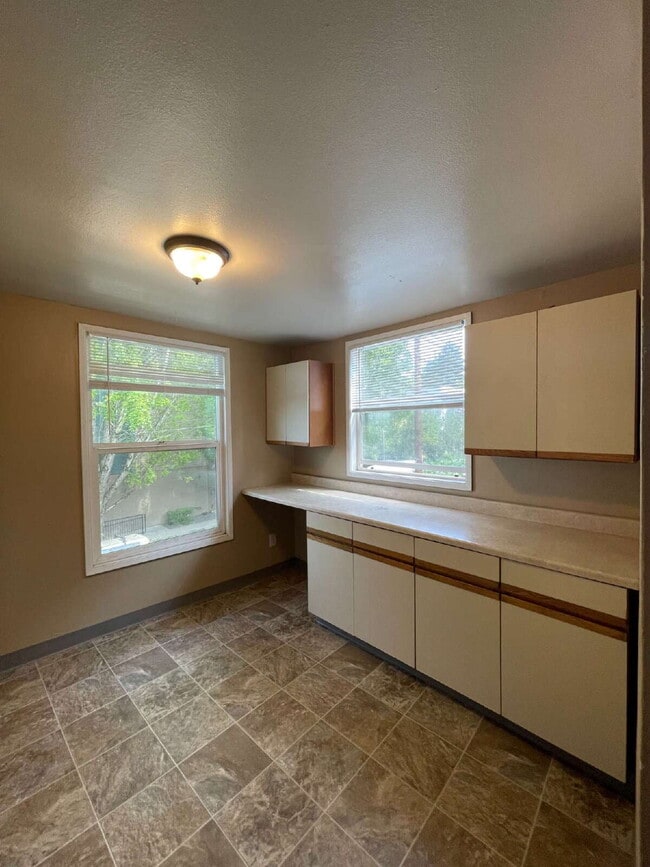 Photo - Spacious 3-Bedroom, 1.5-Bathroom Apartment in NW Portland