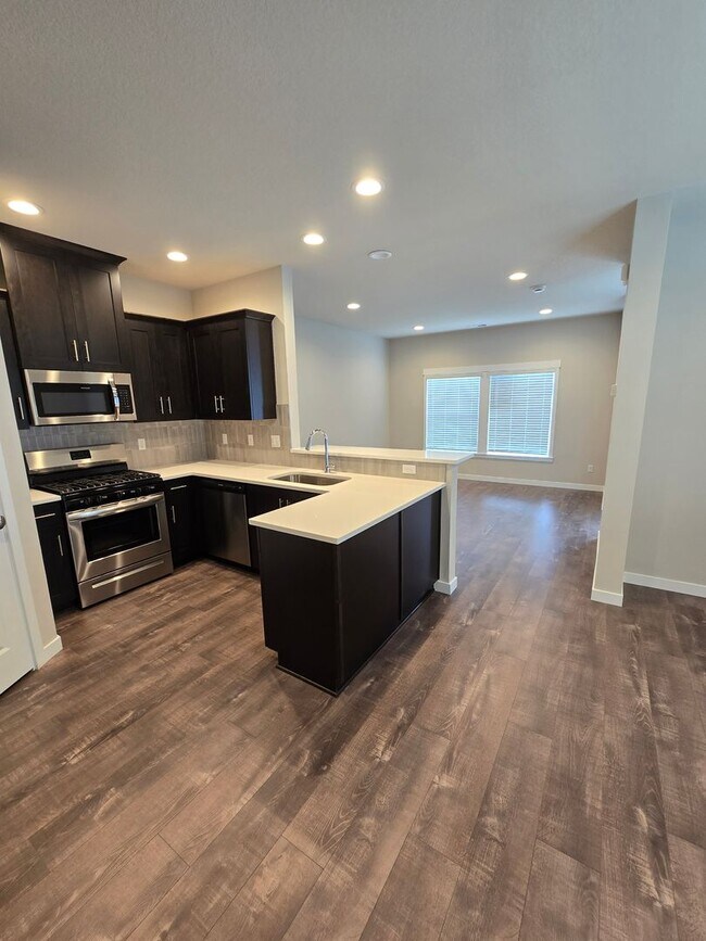 Foto del edificio - Brand New & Beautiful !  Holt Home-3 BR 2....
