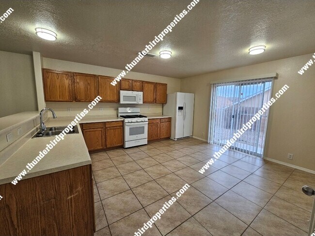 Foto del edificio - Great location - 4 Bedroom, 2 Bathroom, 2 ...