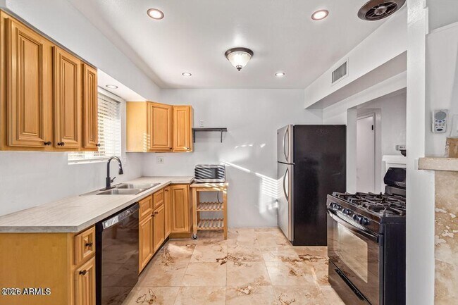 Foto del edificio - 6841 E 2nd St