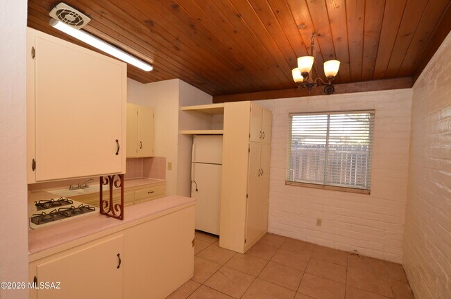 Building Photo - 3529 E Florence Dr