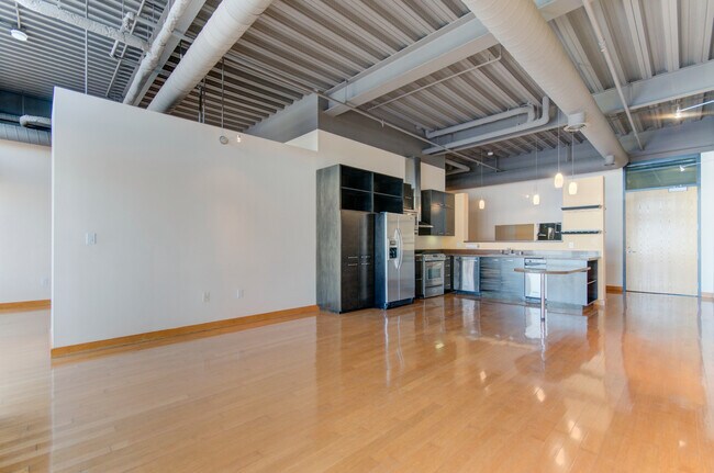 Foto del edificio - Luxury Gold Lofts! Bright Open Floor Plan with City Views-Secure Parking