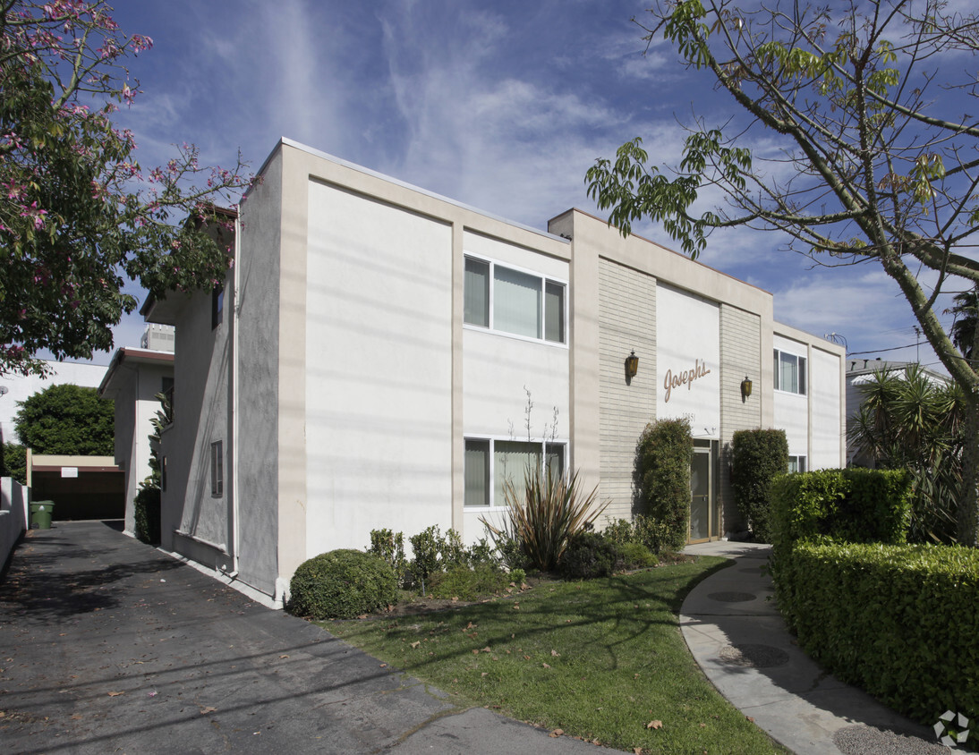 Building Photo - 10851 Moorpark St