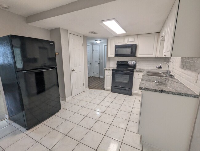Foto del edificio - POOL HOME!! beautiful 3/1.5 1360 Sq. Ft. w...