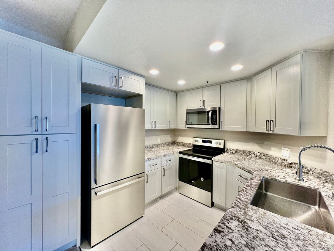 Foto principal - Newly remodeled 2B/2BA Condo w/ reserved p...