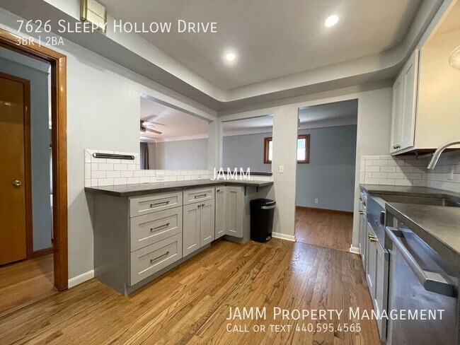 Foto del edificio - 7626 Sleepy Hollow Dr
