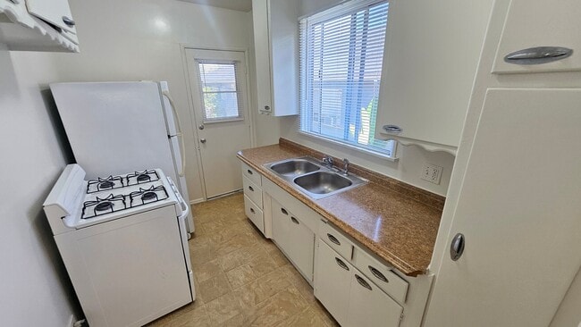 Foto del edificio - 1625 N Hobart Blvd