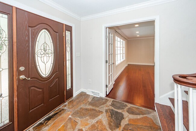Foto del edificio - 4 Bedroom 2.5 Bath House in Montclair - We...