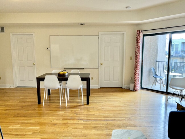 Building Photo - 416 Madison St