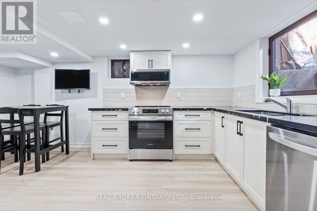 Building Photo - 343 Prince Edward Dr N