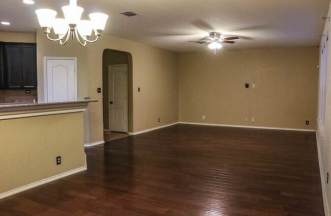 Foto del edificio - BEAUTIFUL  4 bedroom, 3 FULL bath