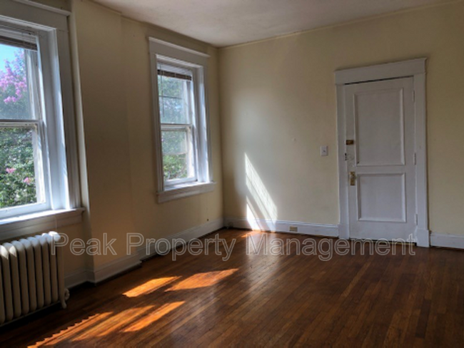 Building Photo - 401 N Davis Ave