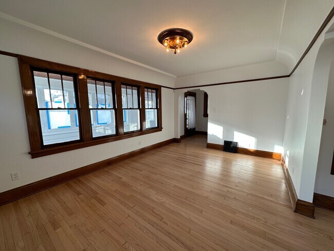 Building Photo - Breathtaking 3br West Allis single family ...