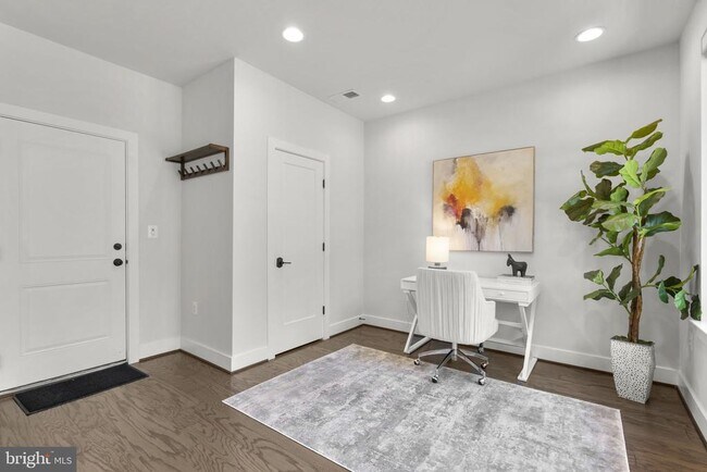 Foto del edificio - 820 Thompson Cres