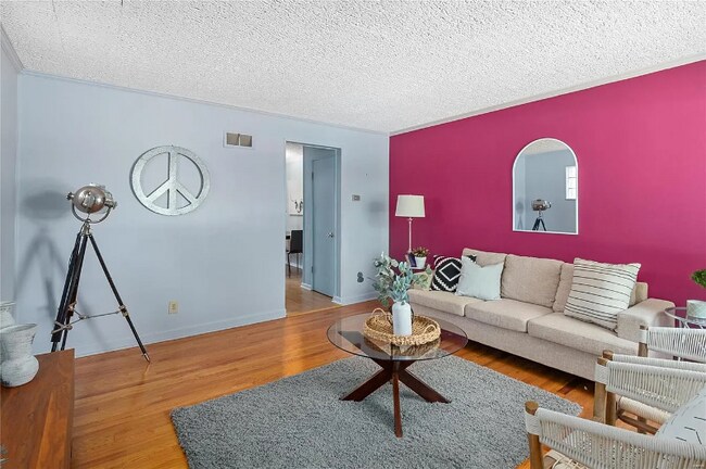 Foto del edificio - 5014 Fyler Ave