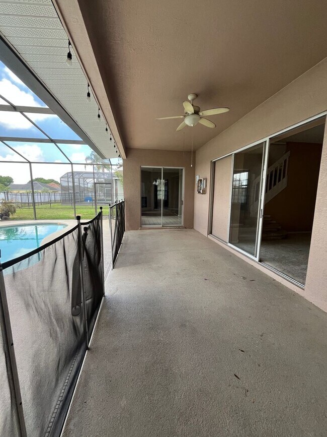 Building Photo - Location, 5 bedrooms plus office, private ...