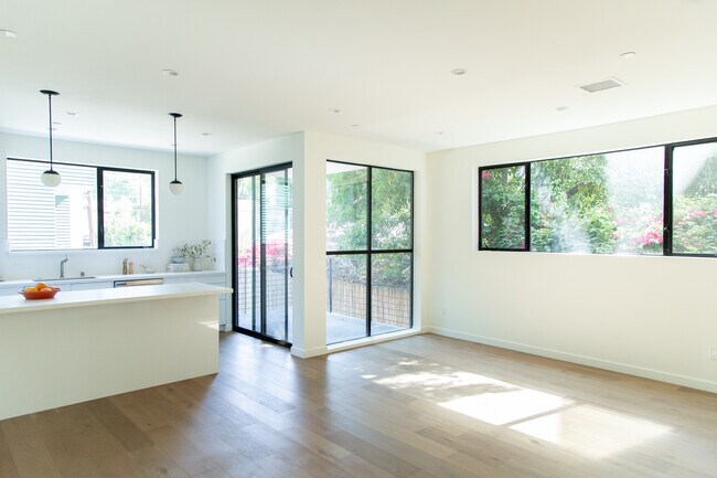 Foto del edificio - 6348 Primrose Ave