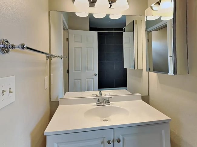 Foto del edificio - 5172 S Truckee St