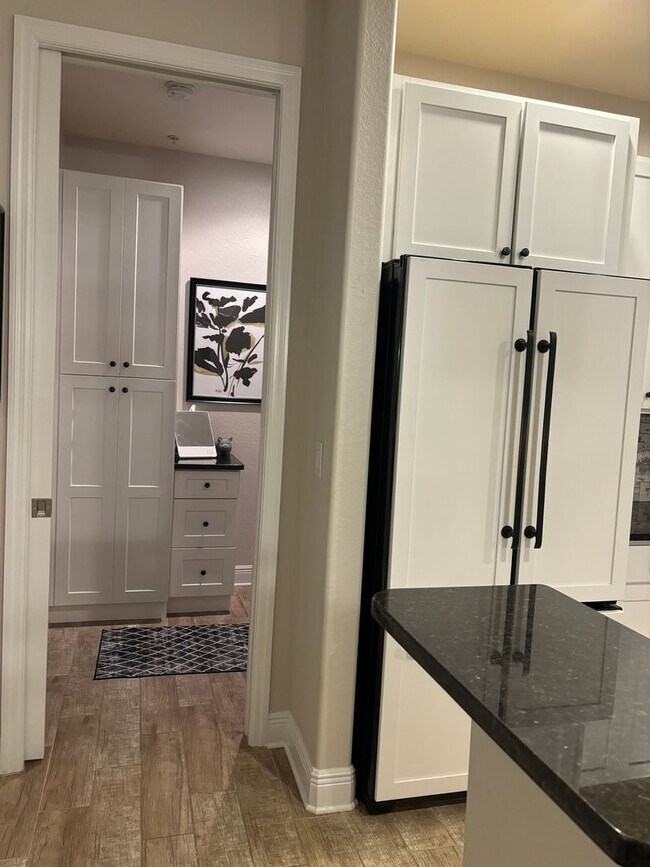 Foto del edificio - Paseo Condo 3 BDRM 2 BATH Available June-Aug