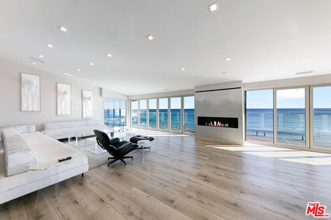 Foto del edificio - 25216 Malibu Rd