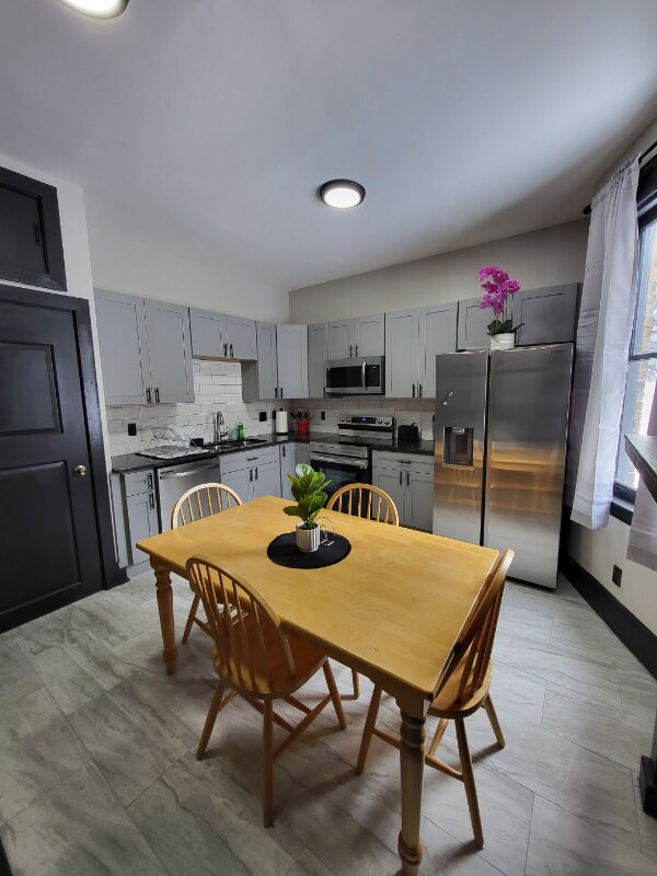 Building Photo - 599 Rockdale Ave