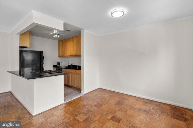 Foto del edificio - 4570 MacArthur Blvd NW