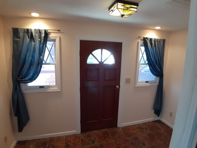Foto del edificio - Radford, 2 BR / 2 BA, Available March 13th
