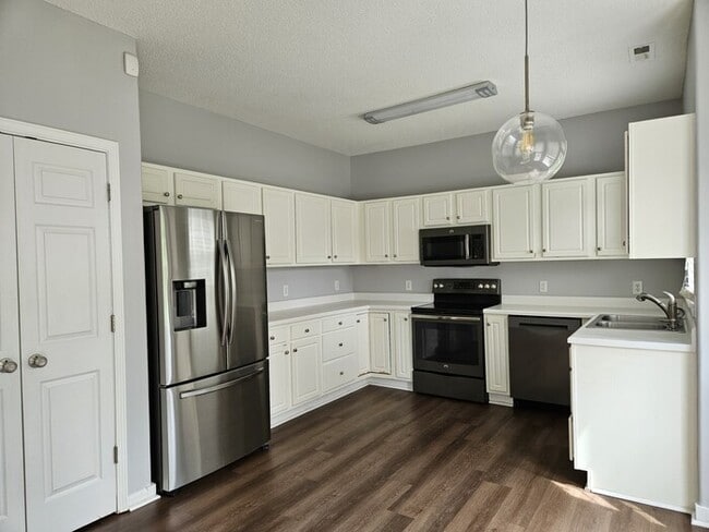 Foto del edificio - Beautiful 3 bedroom 2.5 bathroom home in H...