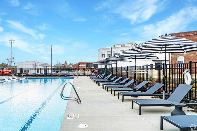 Piscina y terraza - The Lofts at King Mill